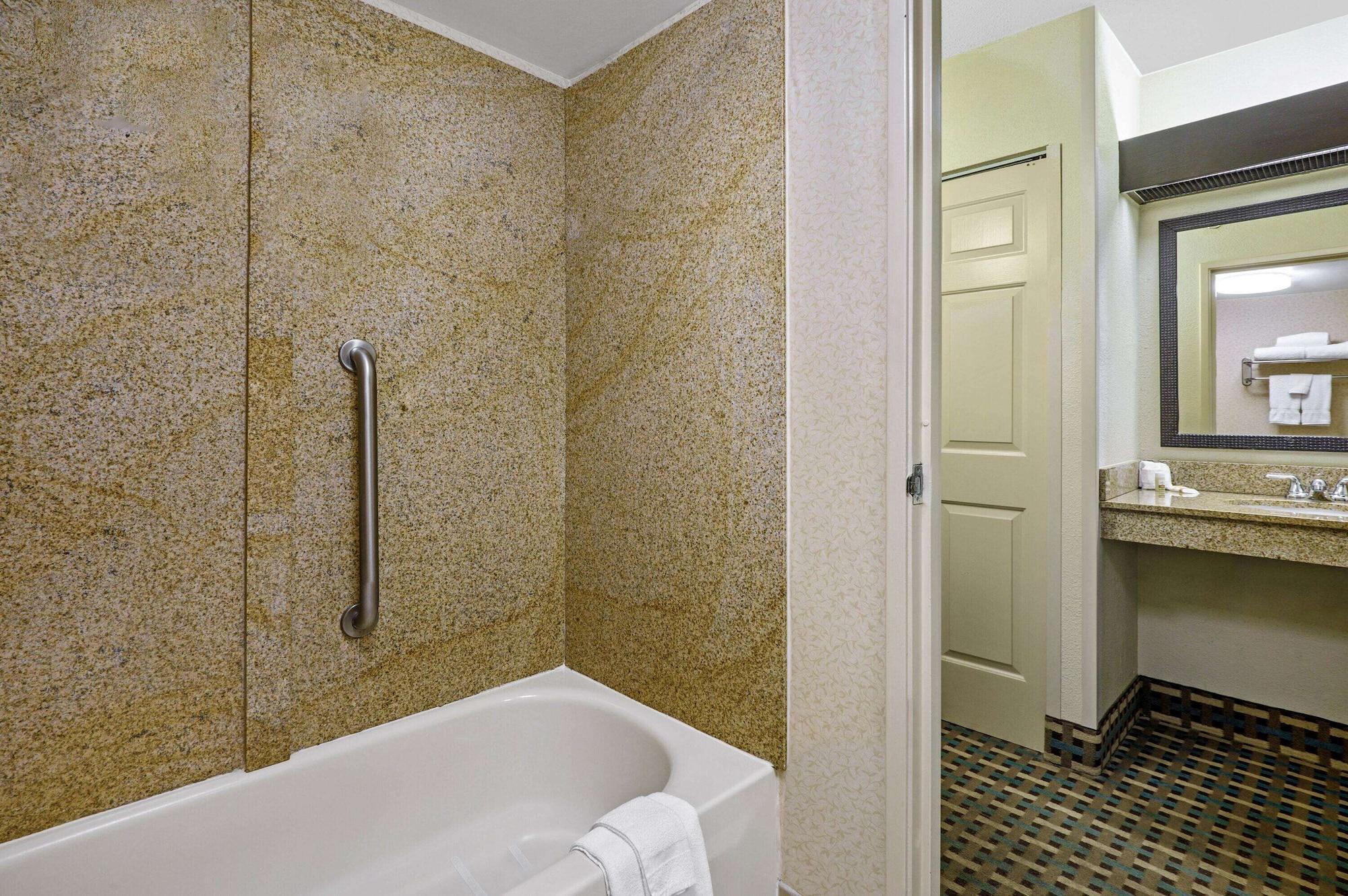 La Quinta Inn By Wyndham Columbia Se Fort Jackson Ngoại thất bức ảnh